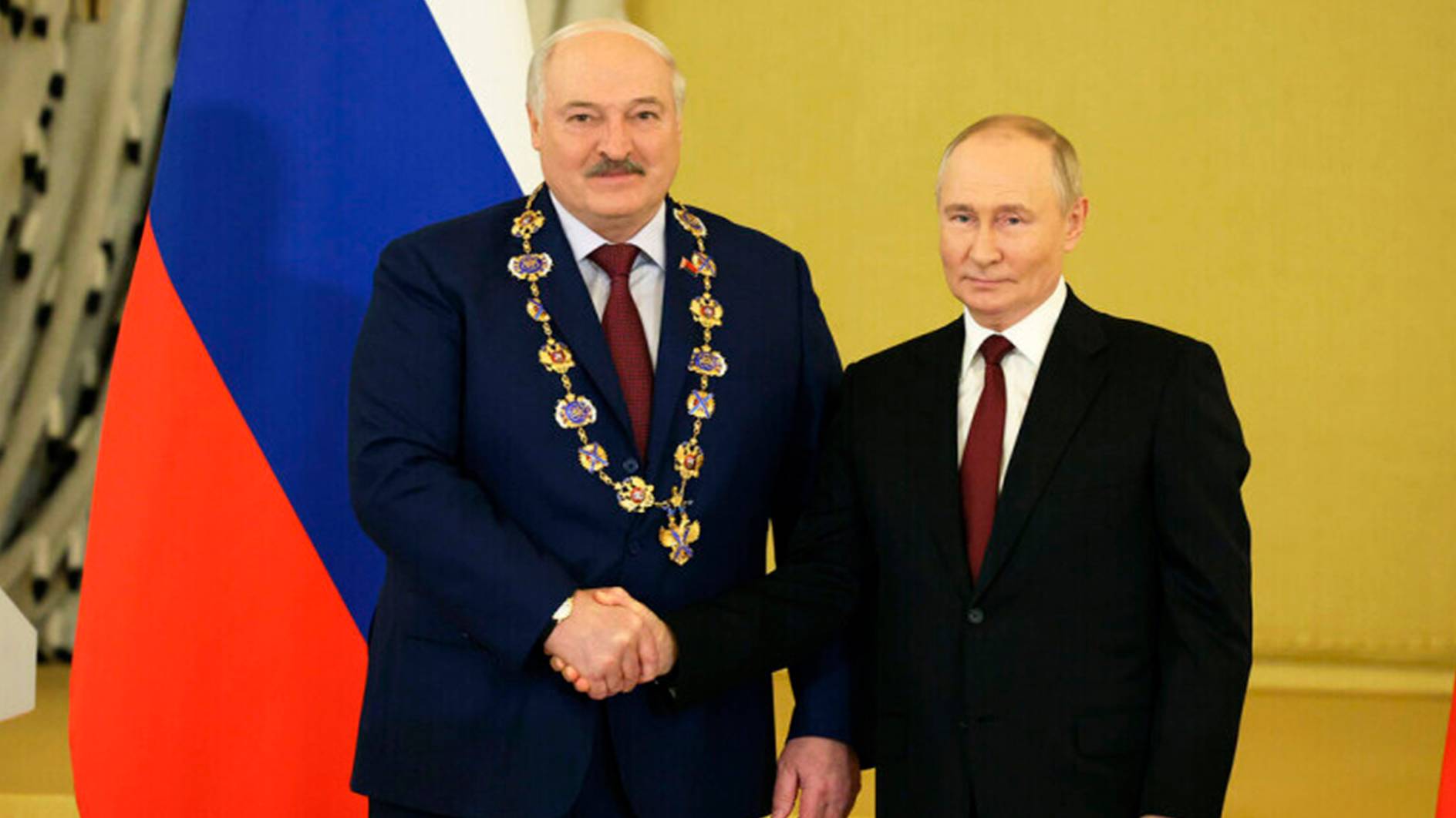 Владимир Путин вручил Александру Лукашенко орден Святого апостола Андрея Первозванного