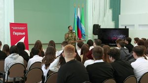 Участник СВО рассказал школьникам Излучинска о службе на передовой