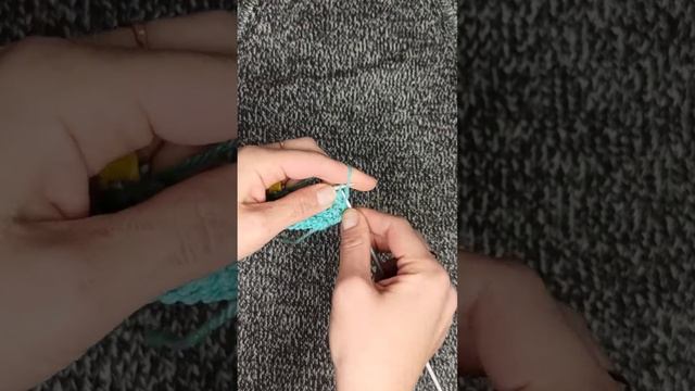 Накид в изнаночном ряду. Как провязывать накид скрещенной изнаночной. Yarn over in purl round. смотреть онлайн