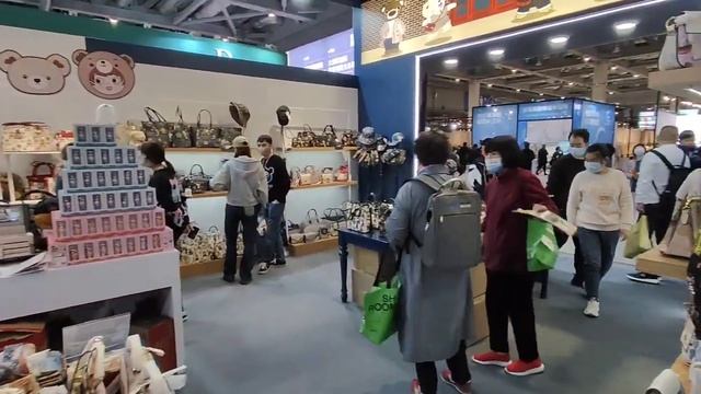 Henney Bear London CHIC MILAN NY SHOW MICAM MIPEL смотреть онлайн