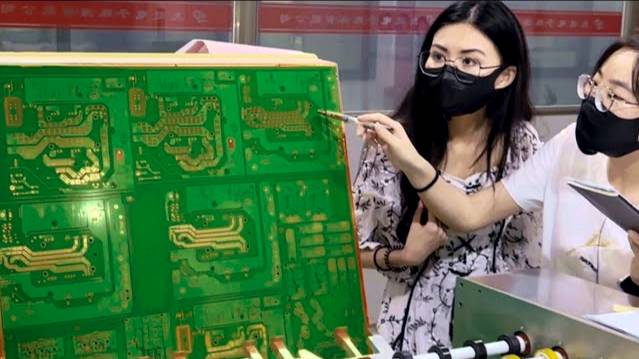Walking Through a Big PCB Factory in China | JLCPCB смотреть онлайн