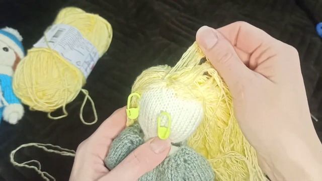 Как прикрепить волосы кукле без утяжеления головы при помощи крючка. Крепим волосы из пряжи смотреть онлайн