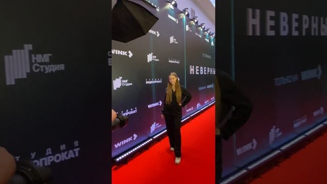 Настя Годунова на премьере сериала Неверные Оцени образ певицы