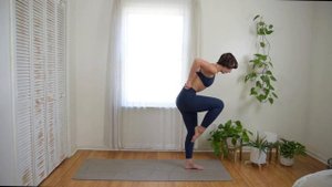 15 MIN SWEATY YOGA FLOW | Strength Vinyasa