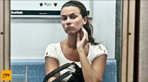 Man Films Woman Not Seeing Reflection Behind Him, When She Found Out, She Did An Unexpected Thing