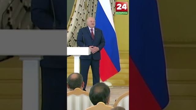 Путин вручил Лукашенко орден Святого апостола Андрея Первозванного