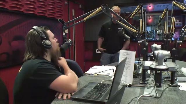 LaVar Arrington Gets Trolled смотреть онлайн