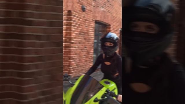 Уличная фотосессия на территории старой фабрики #bikergirl #moscow #bikers