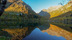 Озеро Кардывач. Золотая осень в горах.