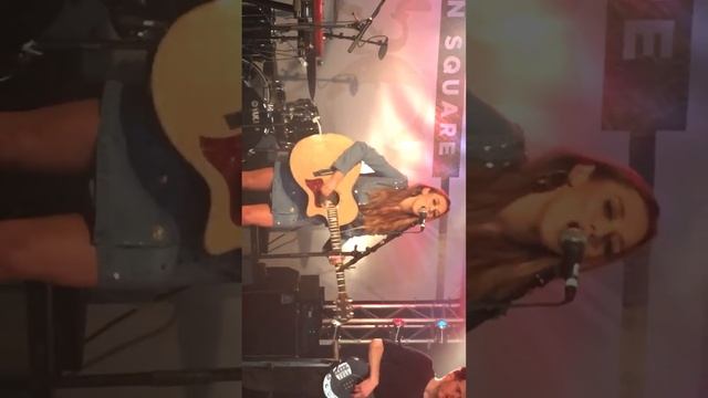 Staring At The Moon - Una Healy (Live @ Town Square C2C 2018 London) смотреть онлайн
