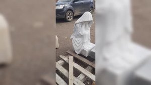 Скульптура скорбящей плакальщицы на могилу Мрамор