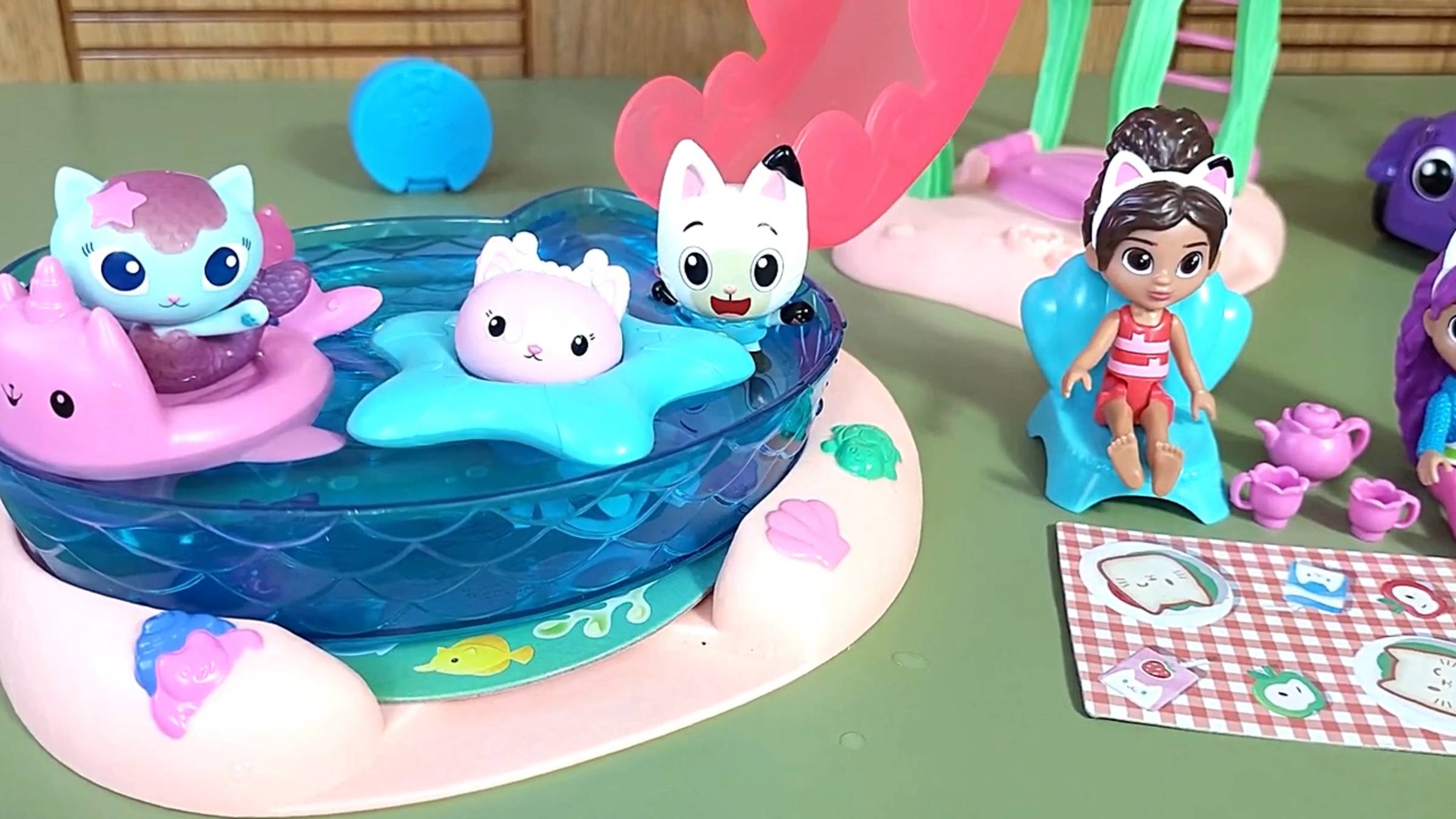 Мультики для малышей. Развивающие игрушки. Набор Purrific для вечеринки у бассейна с фигурками Габби смотреть онлайн