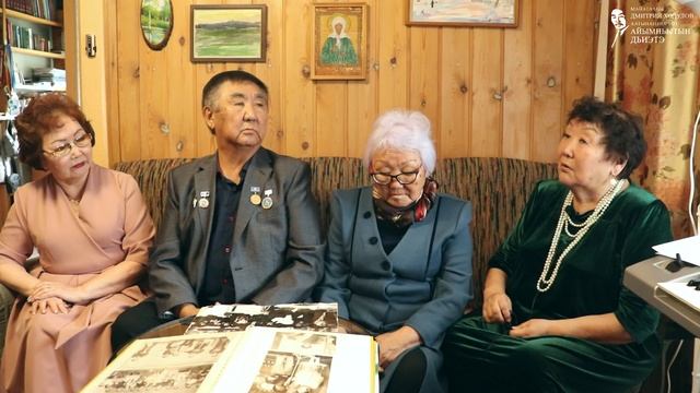 Дьиэ кэргэн күнүнэн "Үлэ-чиэс, хайҕал, албан аат!" биэриигэ - Стручковтар династиялара (Майа сэл.)