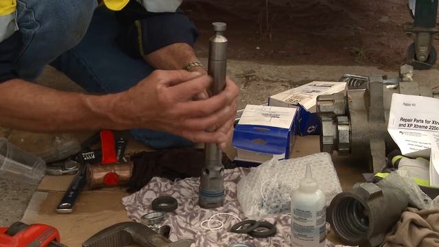 Replacement of piston lower packings and ball in a Graco Xtreme airless sprayer смотреть онлайн