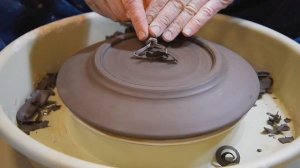 Создаем тарелку из глины. Урок 2 - обточка тарелки на гончарном круге