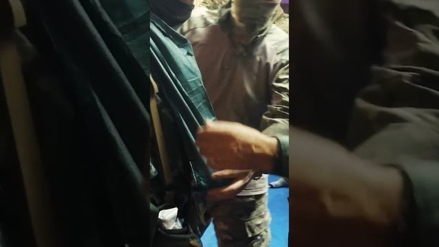 Иммобилизация руки при помощи косынки.
