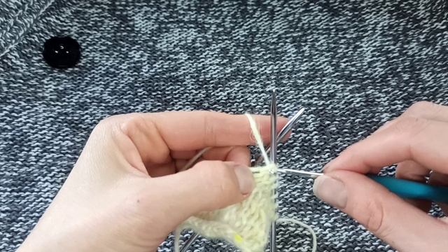 Как связать отверстие для пуговицы. Добор петель для рукавов и отверстий в шапках смотреть онлайн
