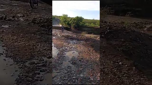 Fortes chuvas causaram buracos na ponte do Riacho do Urubu próximo ao Povoado Mandacaru.