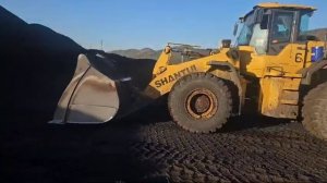 Фронтальный погрузчик Shantui L76-C5 в г. Углегорск на территории порта «Шахтерск»