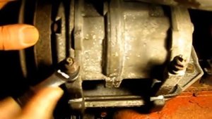 Dodge Caravan 3.0L replacing timing belt, water pump and front seals part 2: Disassembly 2