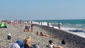 Сочи. Море перед штормом. Волна сбила людей. Смотреть до конца