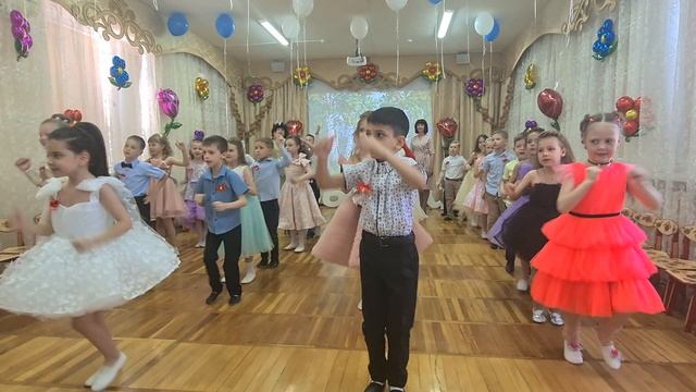 веселый танец на выпускном празднике