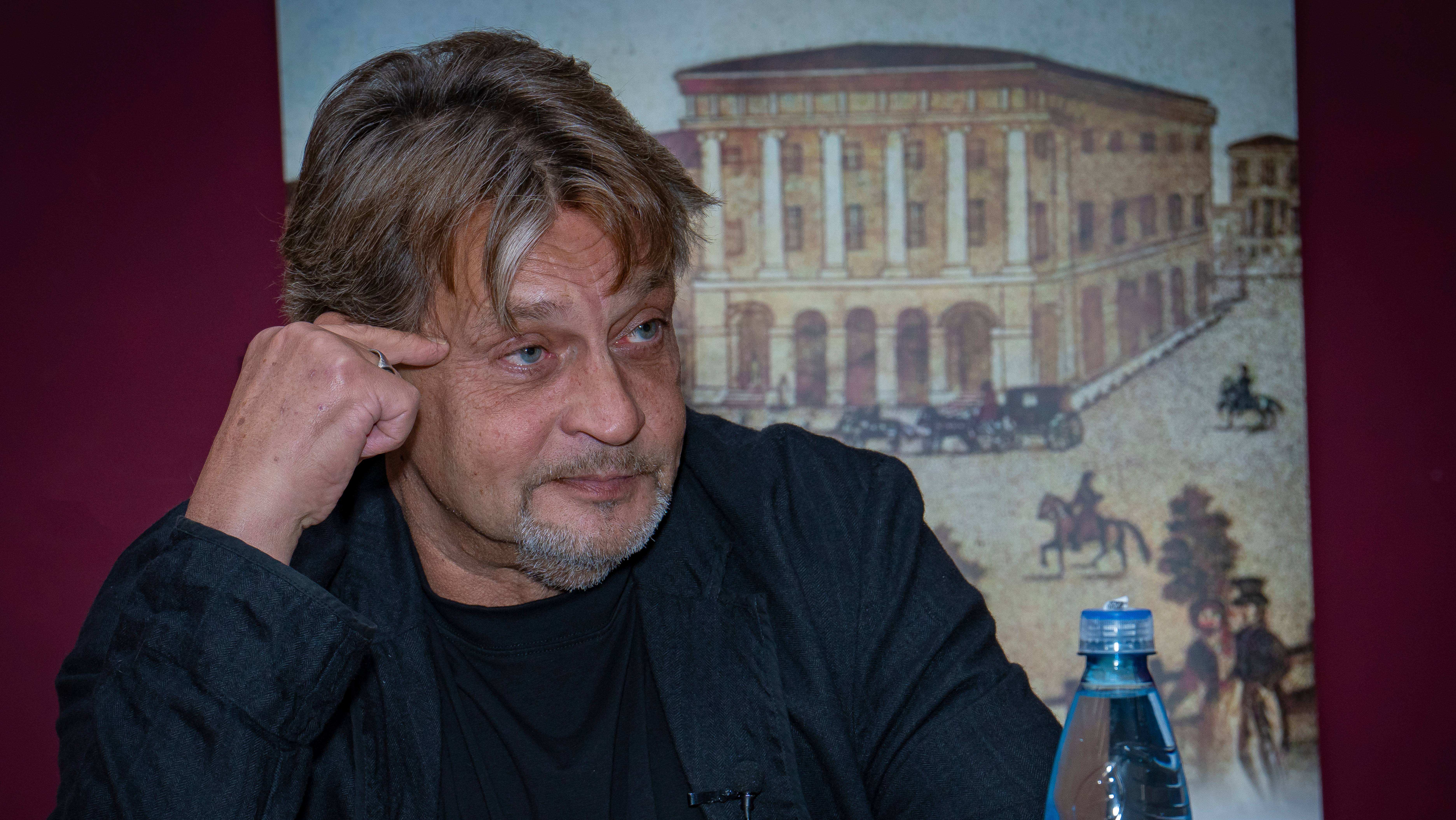 АЛЕКСАНДР ДОМОГАРОВ: БОЛЬНОЙ НА СЦЕНЕ ВСЕГДА БОЛЕЕ ЧЕСТЕН И ТОЧЕН!