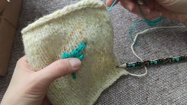 Вышивка листочка на вязаном изделии. How to embroider tutorial. Hand embroidery leaves смотреть онлайн