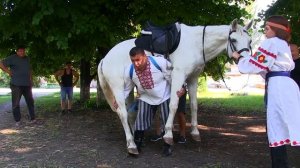 Человек несёт коня весом 572 кг. Халаджи.Д