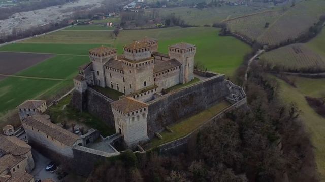Castello di TORRECHIARA - DJI Mavic Mini CINEMATIC смотреть онлайн