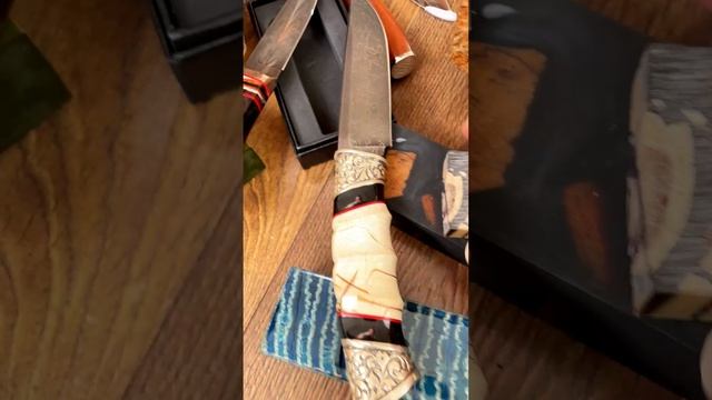 Побывал в гостях у мастера, специализирующегося на ножах. 
https://t.me/KHANJAR_MS