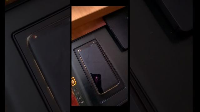 Компьютер, который имеет встроенную Qi зарядку.