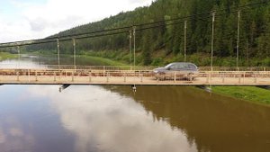 Подвесной автомобильный мост через реку Уфа/ «оживлённое движение»