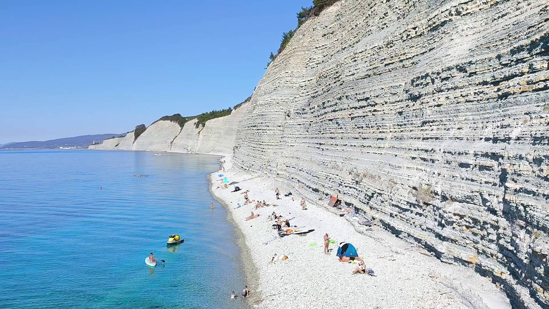 На пляж Сосновка в Геленджике, маршрут к морю через лес, за бортом +28, 06 октября 2024