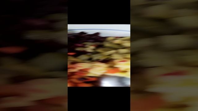 Самый простецкий салат с краснокачанной капустой.