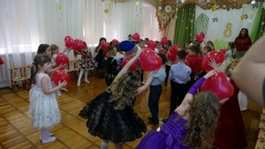 танец с сердечками  на 8 марта