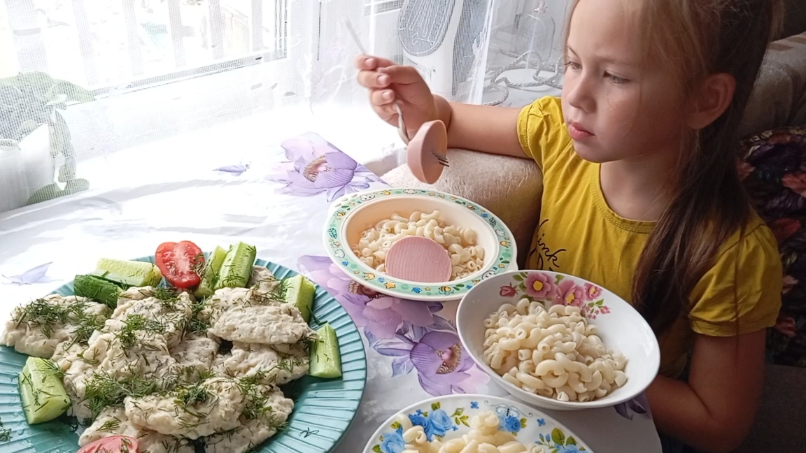 Пеку булочки.Купили домашнее яйцо.