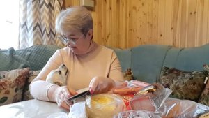 ПОКАЖУ ВАМ ЧТО НАКУПИЛИ НА РЫНКЕ, А ПОТОМ ПОЙДЕМ МЫТЬ ОКНА.