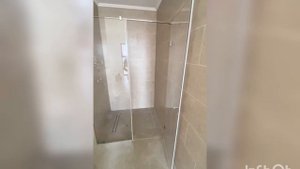 Душевая с распашной дверью