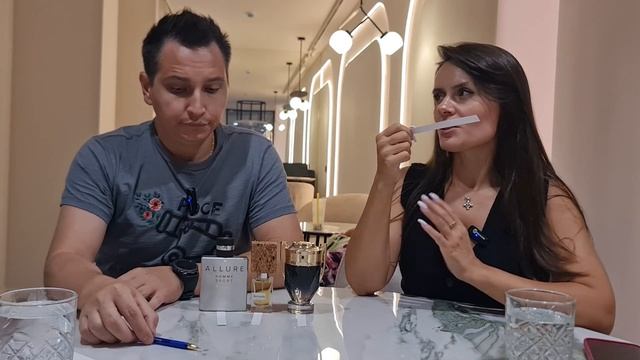 Девушка оценивает мои ароматы смотреть онлайн