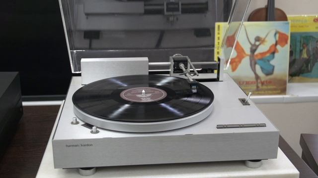 Виниловая пластинка BLUES ette, проигрывается на проигрывателе HARMAN KARDON RABCO-7