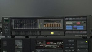 SONY SEQ-555ES ¥138,000(1984年頃) 10Hz-100kHz Эквалайзер с анализатором спектра.