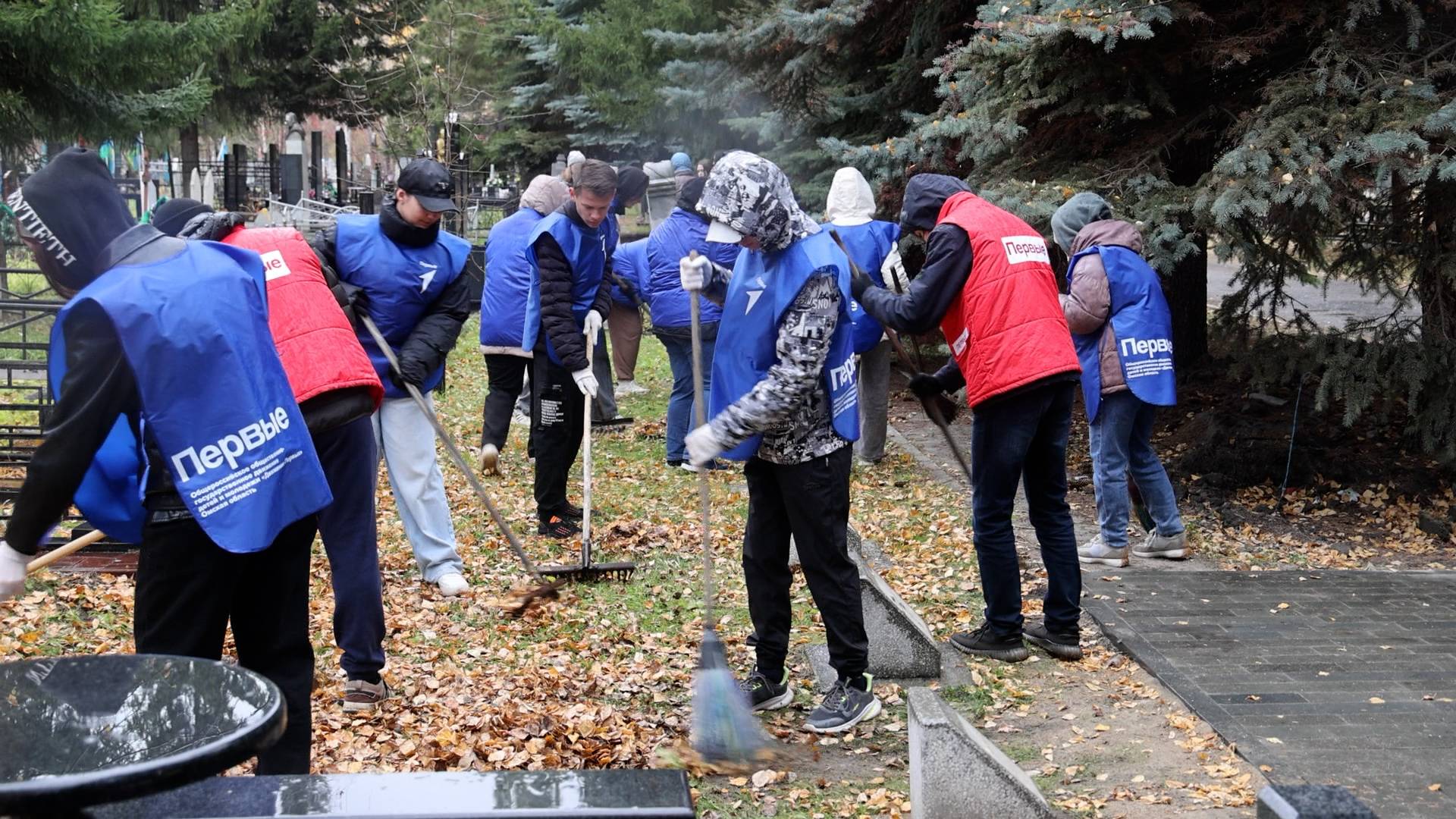 В Омске проводят уборку воинских захоронений