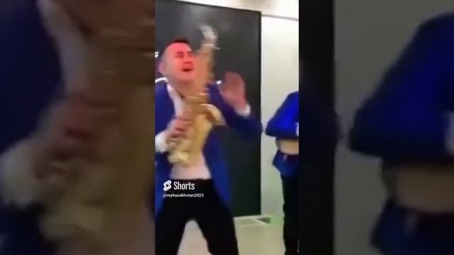 Зажигательный саксофонист, танцующий саксофонист