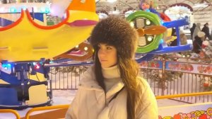 100 Russian LADIES on Red Square of Moscow in Winter