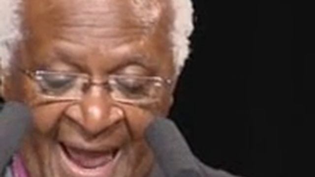 Desmond Tutu reading the words of Ela Bhatt at The Elders founding event смотреть онлайн