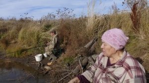 На рыбалку 🎣// сплошной позитив 😁// Лариса не успевает двумя удочками 🤣//