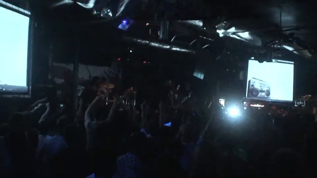 Emmure - 10 Signs You Should Leave (Live in Plan B 23.05.2011) смотреть онлайн