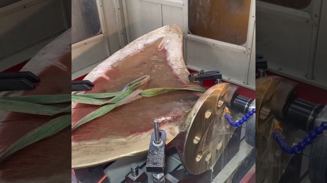 Obróbka elementu śruby napędowej statku смотреть онлайн