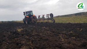 Трактор Ensign YX 2004-J с плугами марки Kverneland и Lemken.